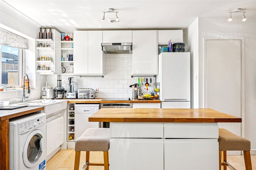 Property photo 2 of 14 Fulham Road