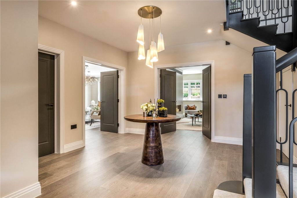 Property photo 2 of 27 Entrance Hall