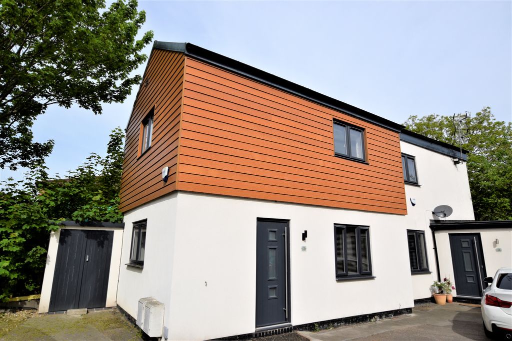 Property photo 1 of 8 Photo 01