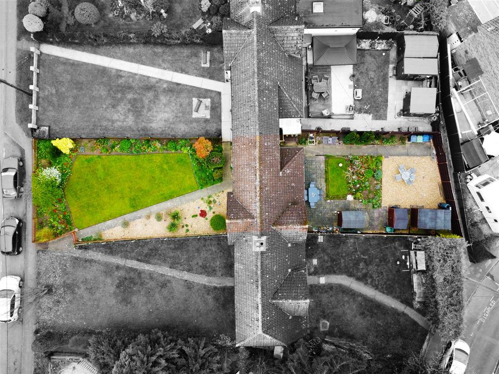 Property photo 2 of 18 4 Chapmans, Hemingford Abbots - Aerial Highlight P