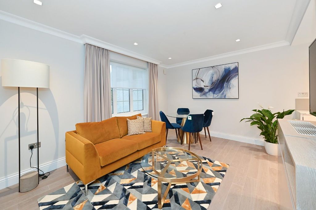 Property photo 1 of 7 2-2-Red-Lion-Yard (1).Jpg