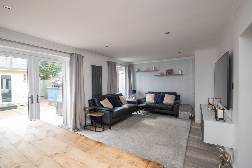 Property photo 3 of 15 Lounge