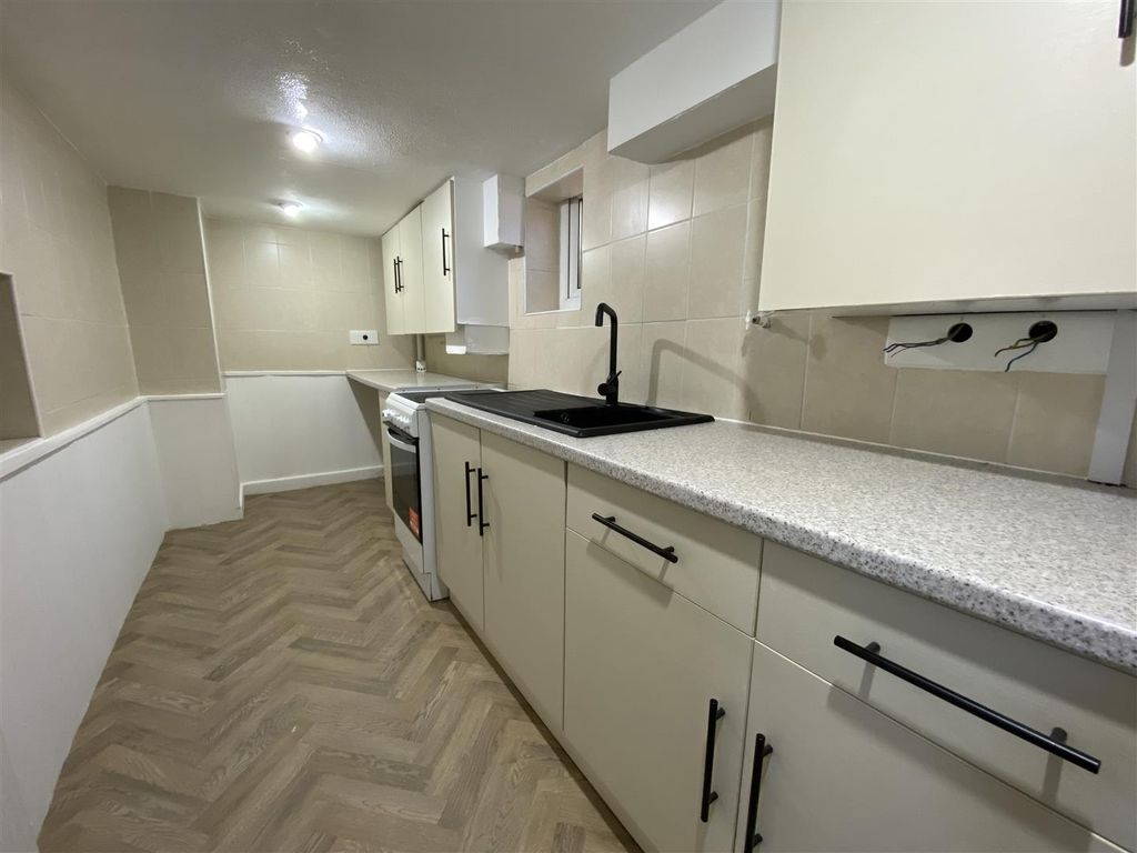 Property photo 3 of 7 Kitchen