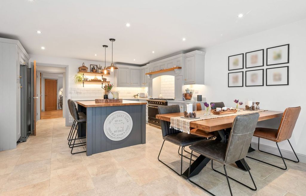 Property photo 3 of 32