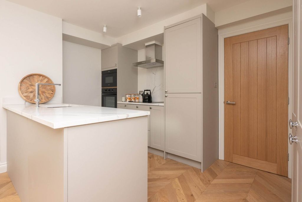 Property photo 2 of 31