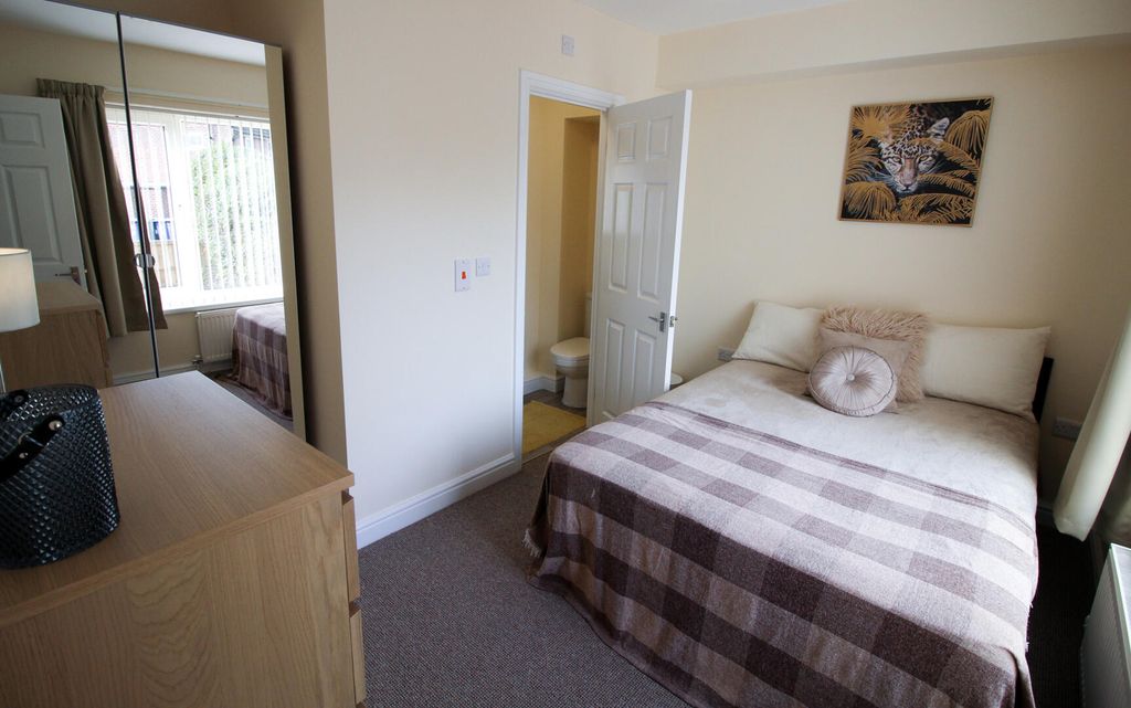 Property photo 1 of 4 Bedroom