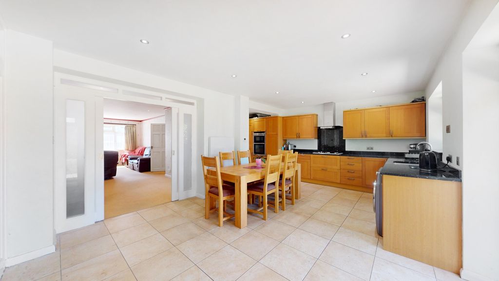 Property photo 2 of 18 5158762