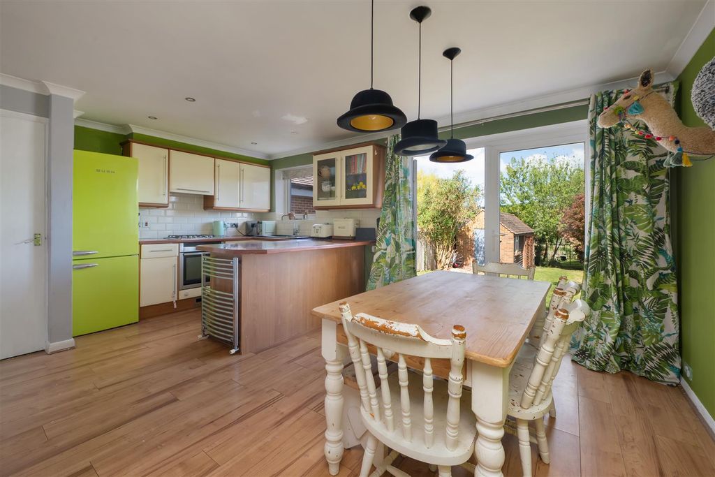 Property photo 3 of 22 Ashford Road, Canterbury