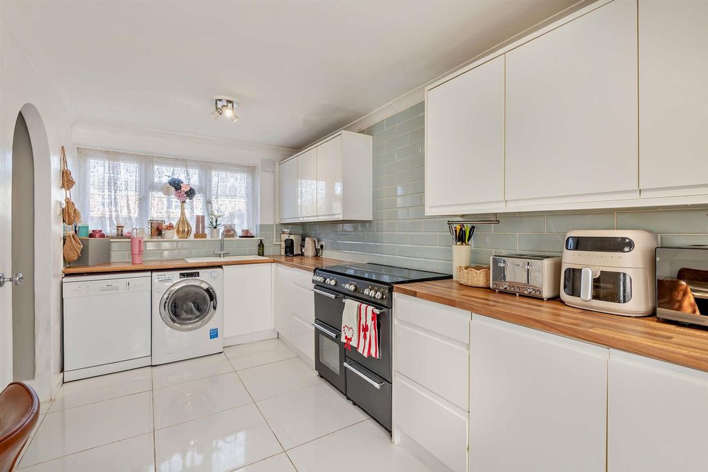 Property photo 3 of 13 8672151-Interior02-800.Jpg