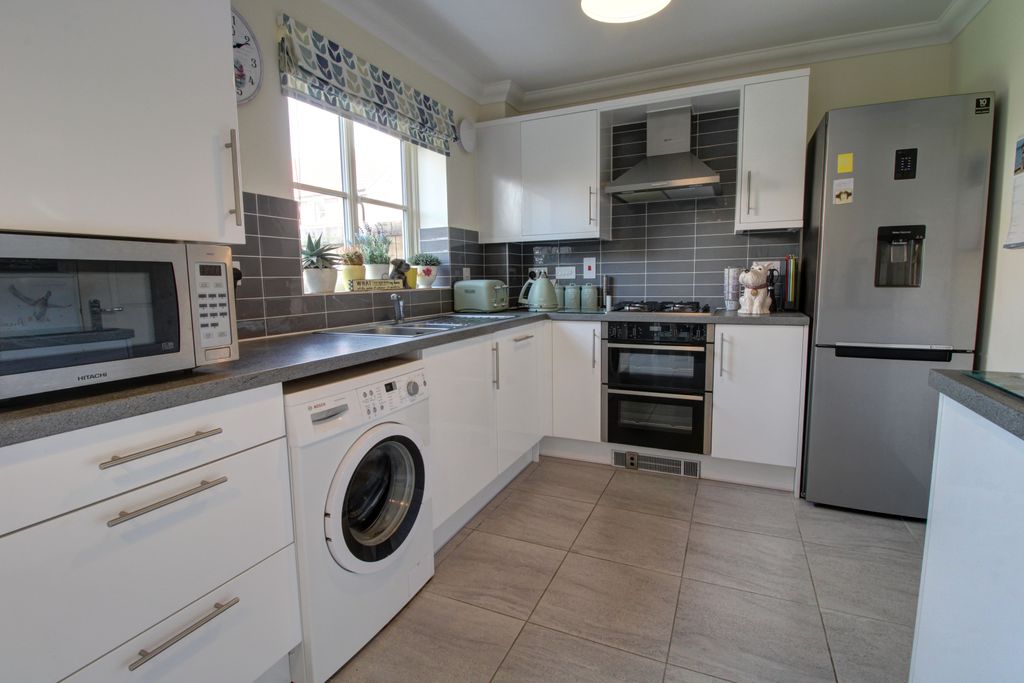 Property photo 3 of 15 Kitchen