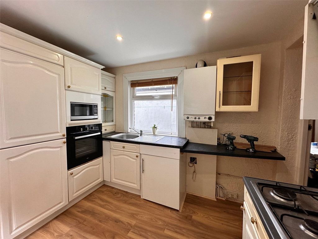 Property photo 3 of 9 Kitchen