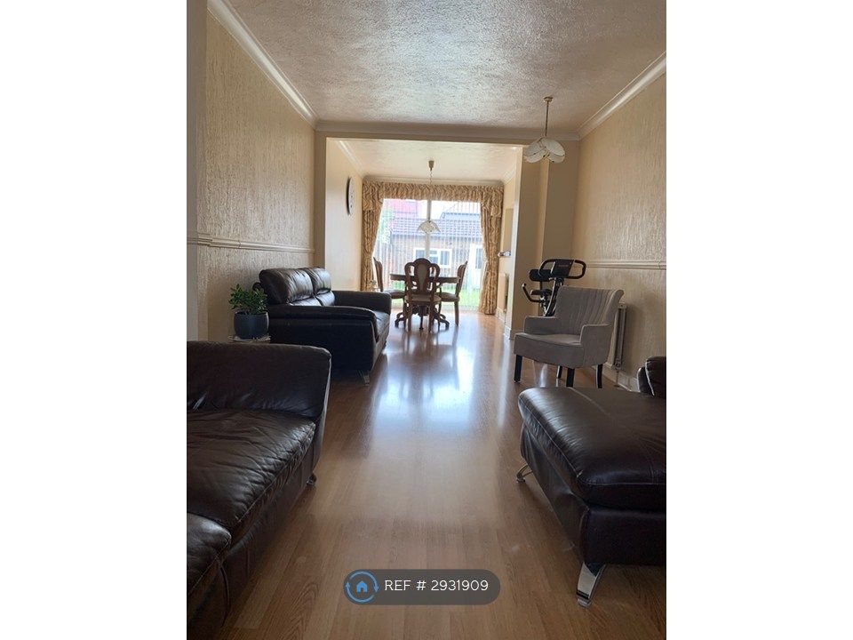 Property photo 2 of 11 Living / Dining Room