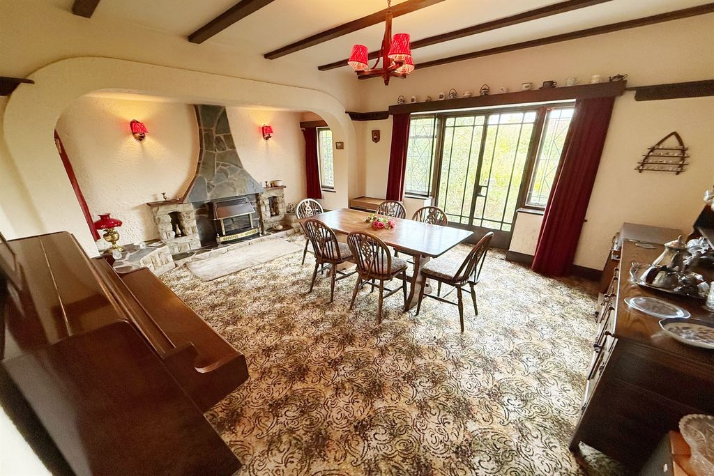 Property photo 3 of 18 Dining Room