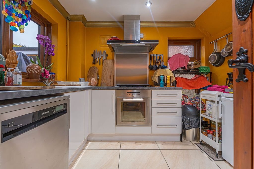 Property photo 2 of 34