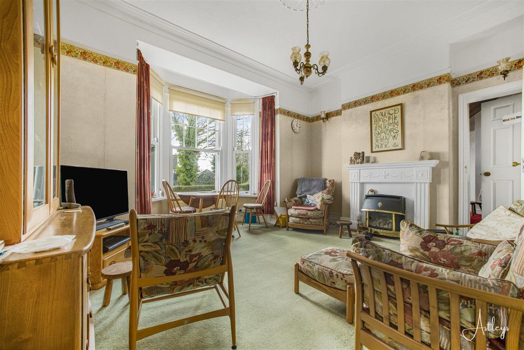 Property photo 3 of 33 Lounge