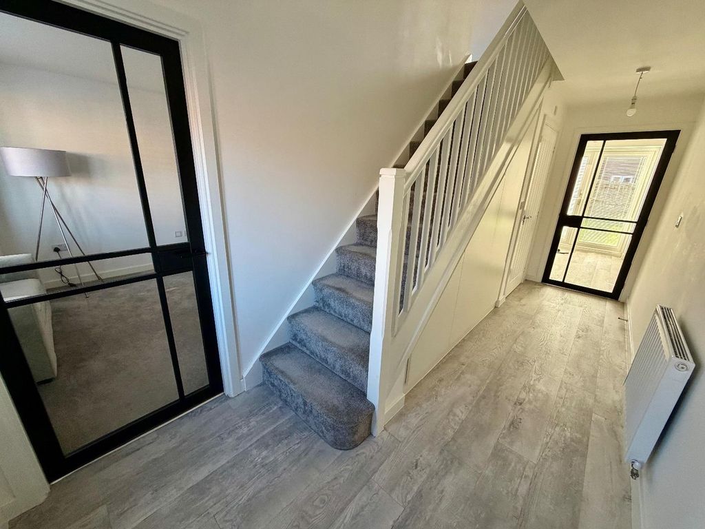 Property photo 3 of 20 Entrance Hallway