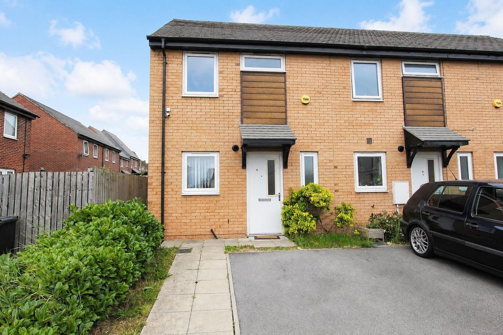 Property photo 1 of 8 Modern Brick Home With Private Parking Space....