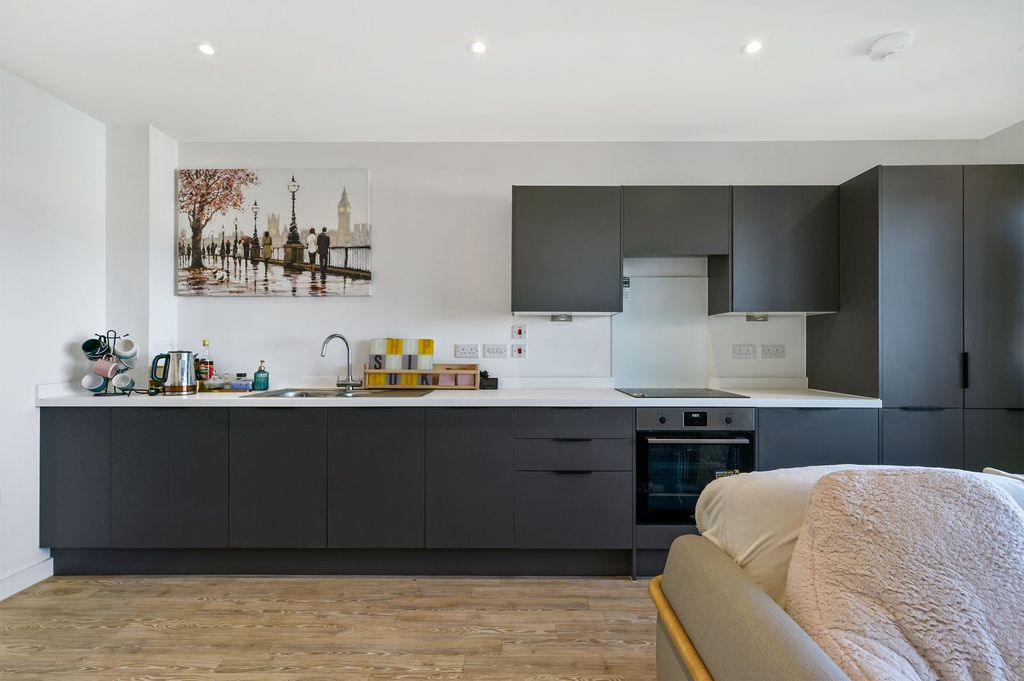 Property photo 3 of 11 Kitchen