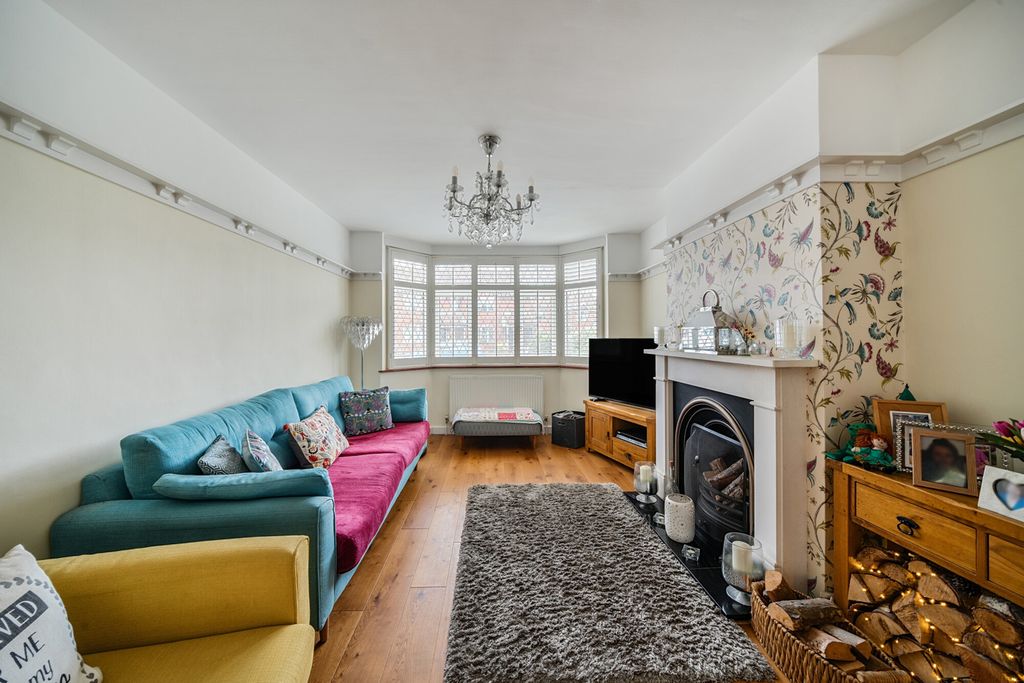 Property photo 2 of 21 1332665-1-688Ca77...