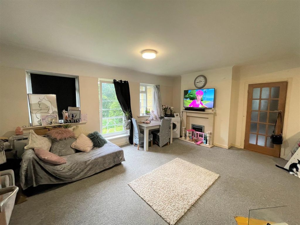 Property photo 3 of 8 10 Maycroft Court Lounge 1.Jpg