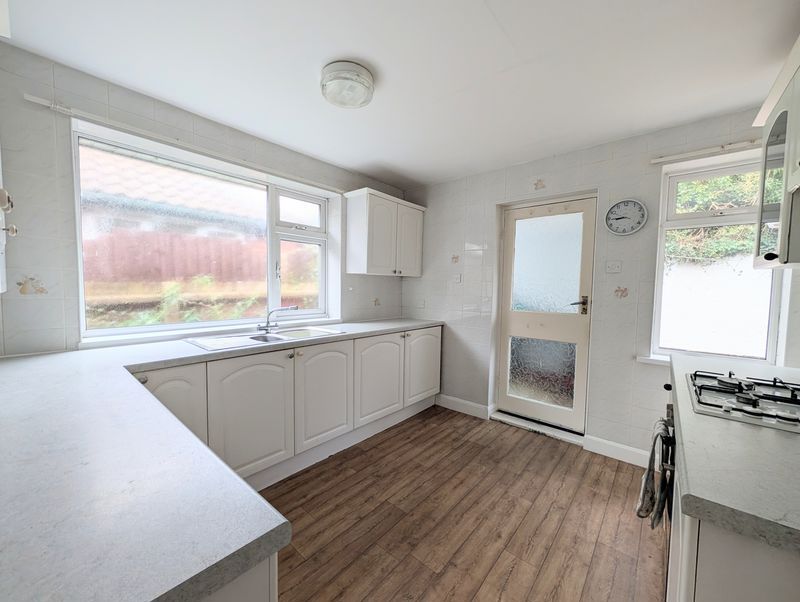 Property photo 3 of 11 Kitchen