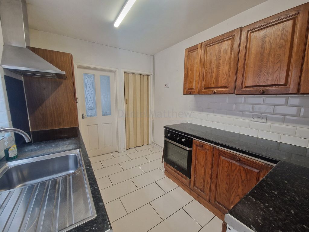 Property photo 3 of 9 Kitchen