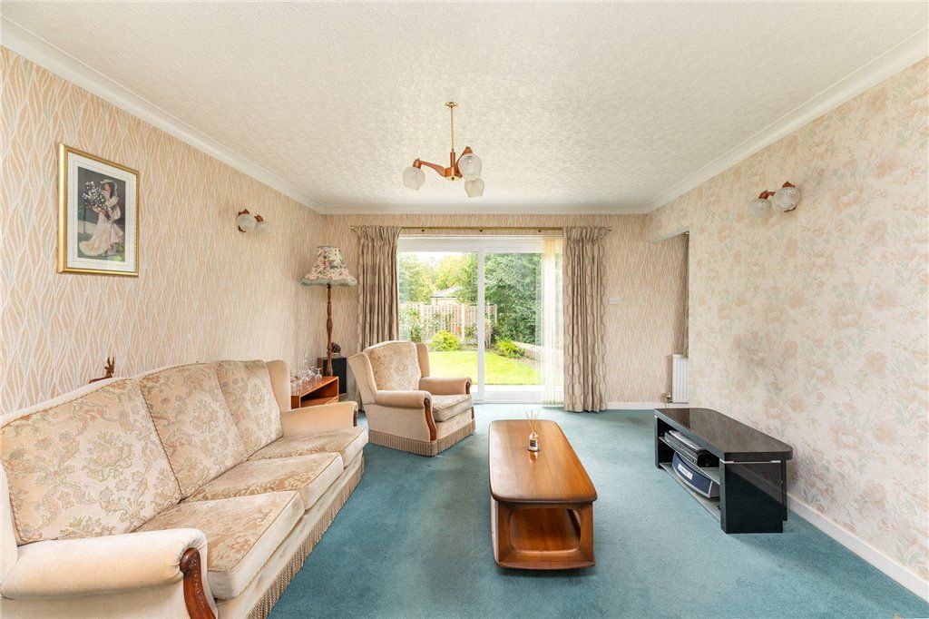 Property photo 3 of 32 Lounge