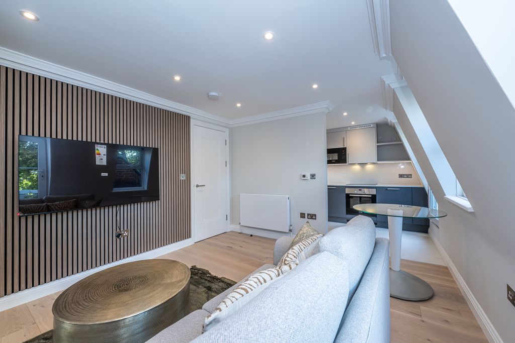 Property photo 1 of 13 Ashburn Place 7@34-013 Lr