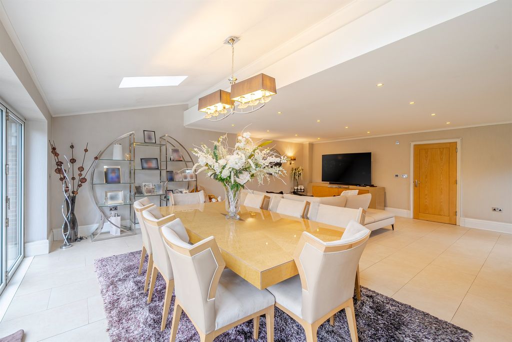 Property photo 3 of 23