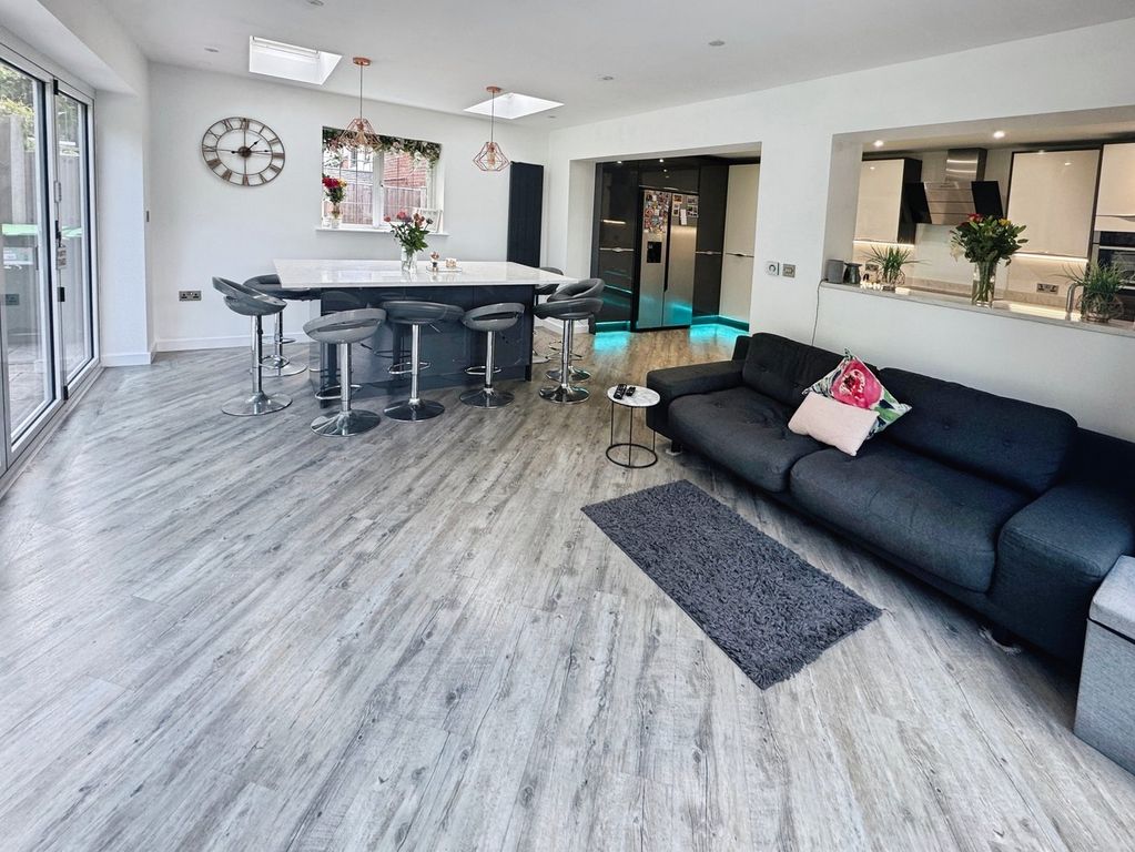 Property photo 2 of 31 Kitchen/Breakfast/Family Room