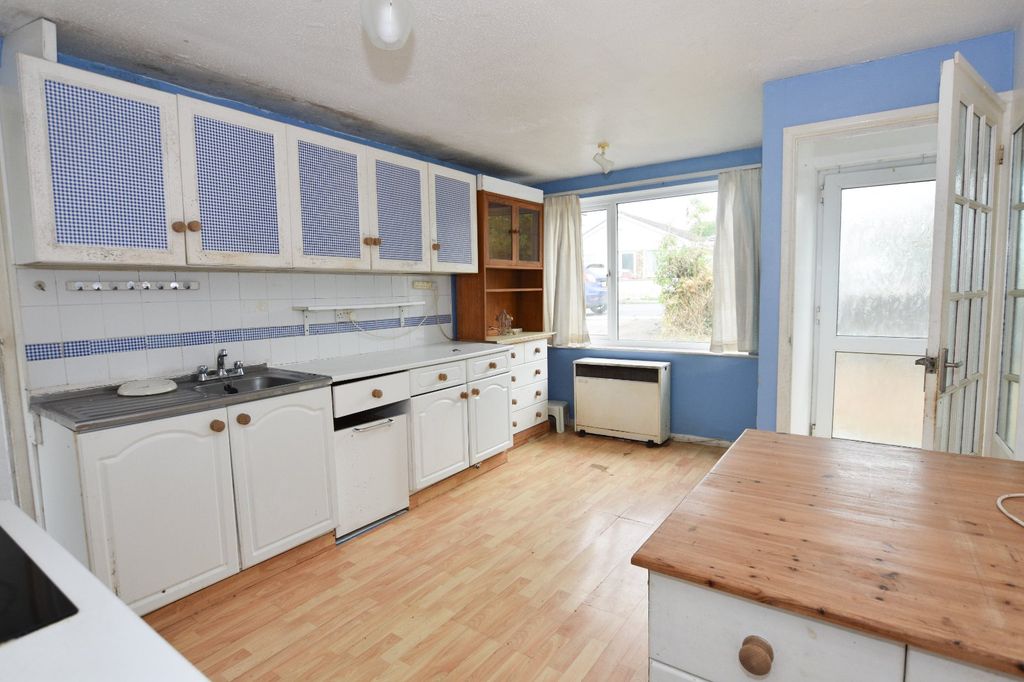 Property photo 3 of 17 Kitchen