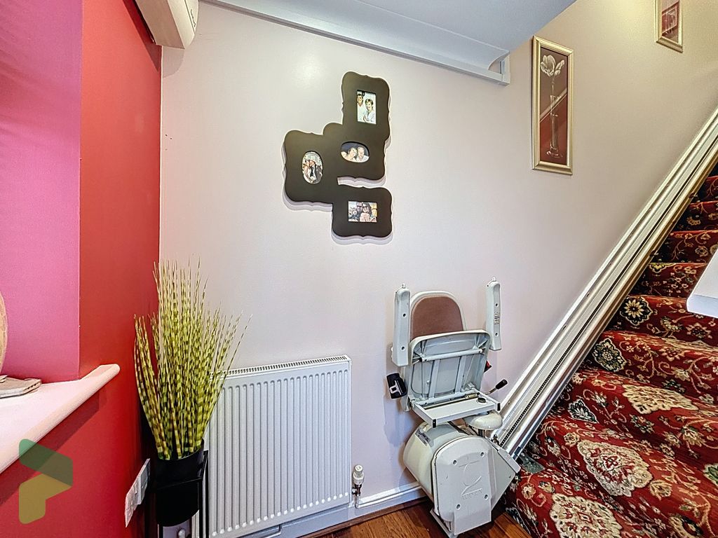 Property photo 3 of 28 Entrance Hall Staicase To 1st Floor