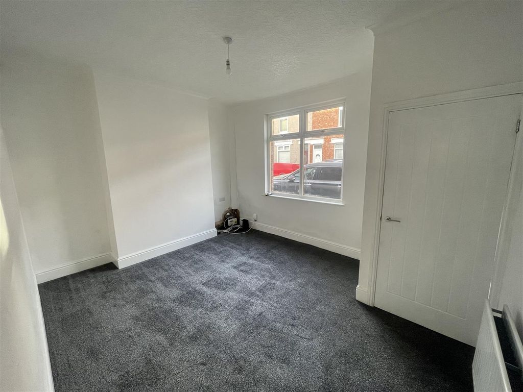 Property photo 3 of 9 Lounge