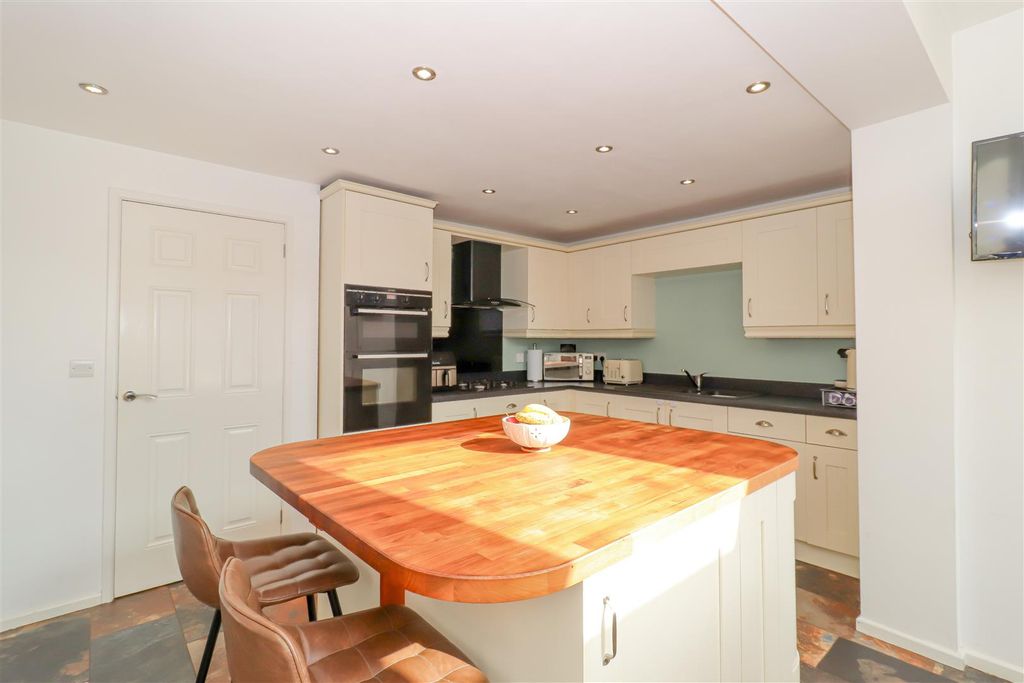 Property photo 3 of 10 Kitchen