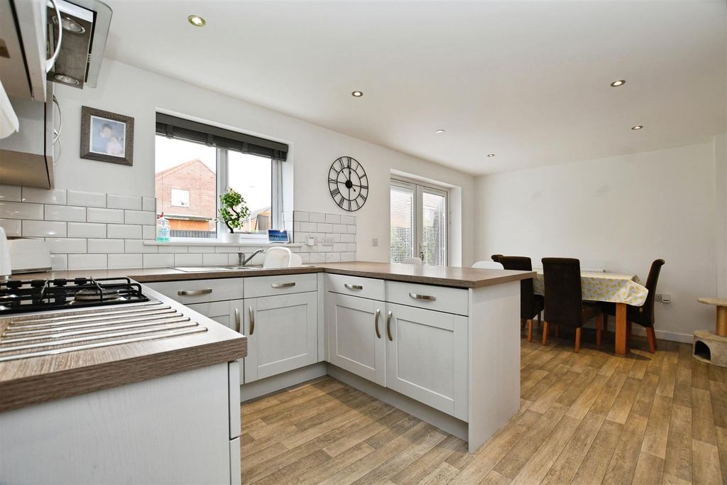 Property photo 3 of 25 Kitchen/Diner