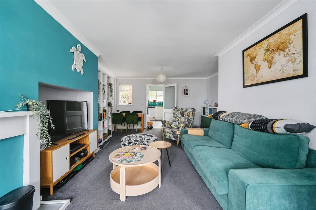 Property photo 3 of 15 102 North Road - Bn412Hb - Photos (12).Jpg