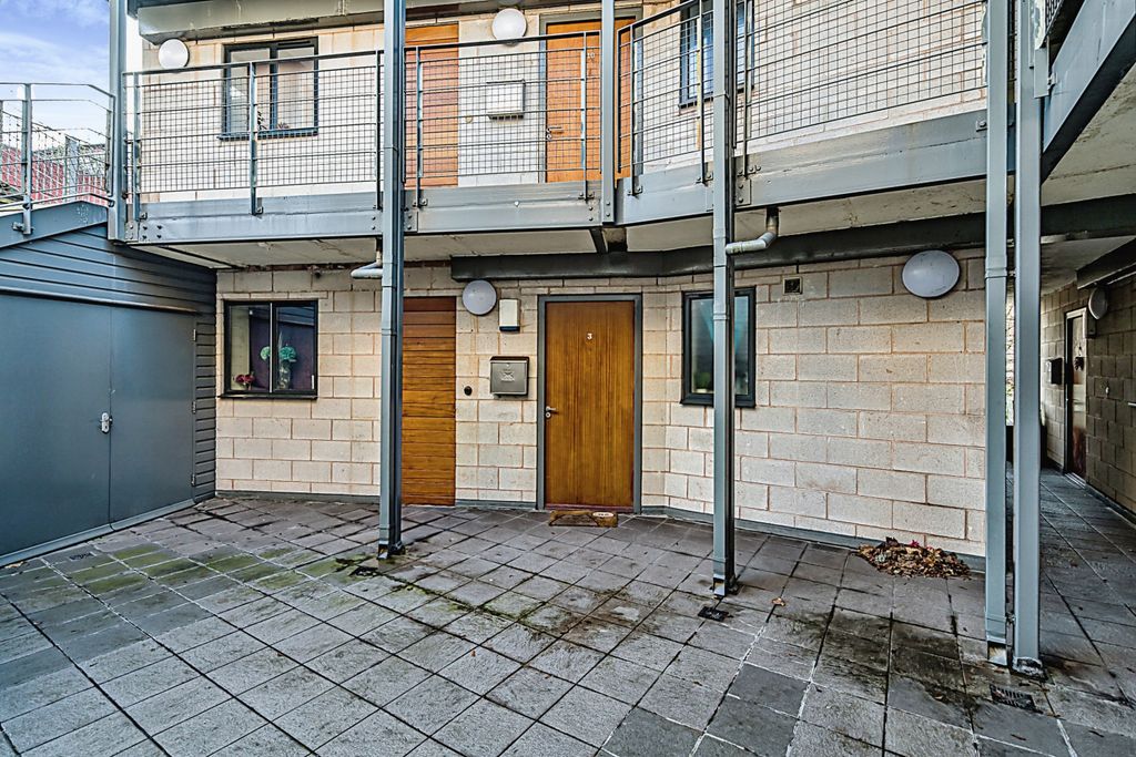Property photo 2 of 8 External