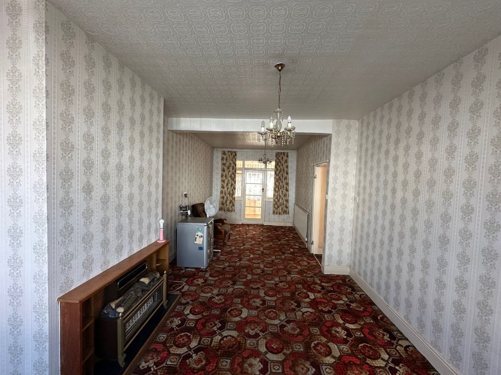 Property photo 2 of 15 Through Lounge