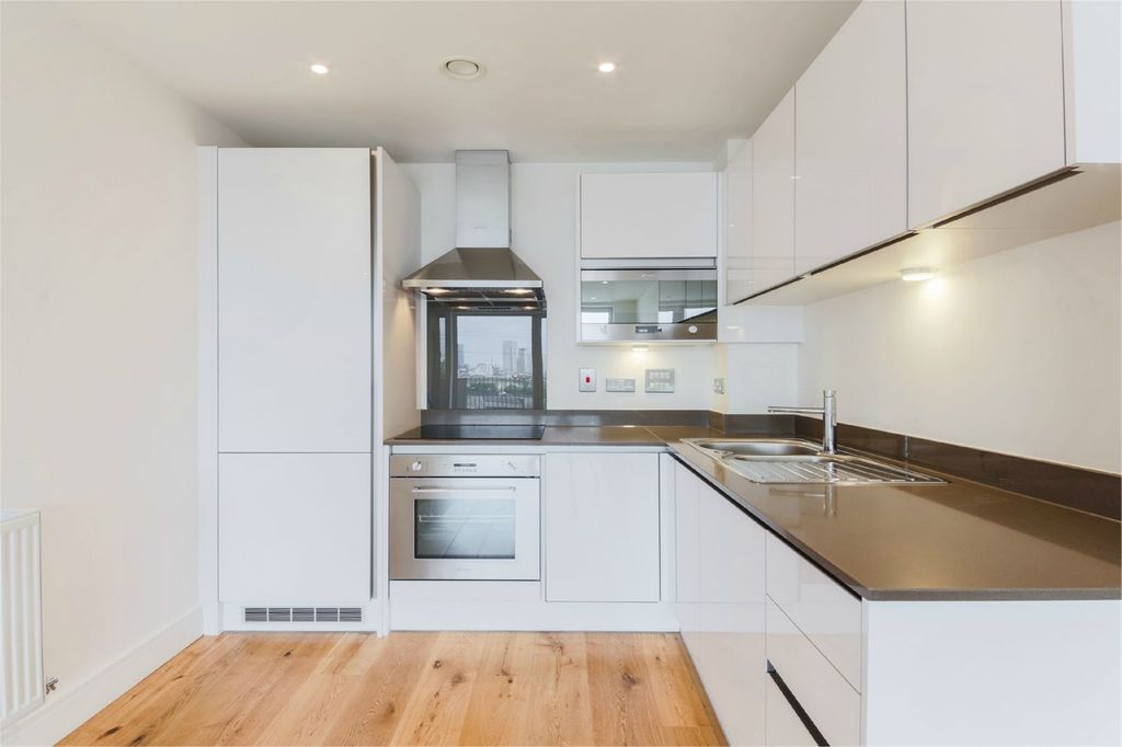 Property photo 2 of 11 Kitchen
