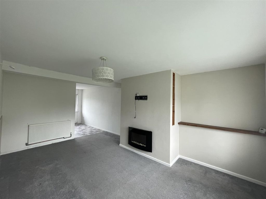 Property photo 3 of 12 Lounge