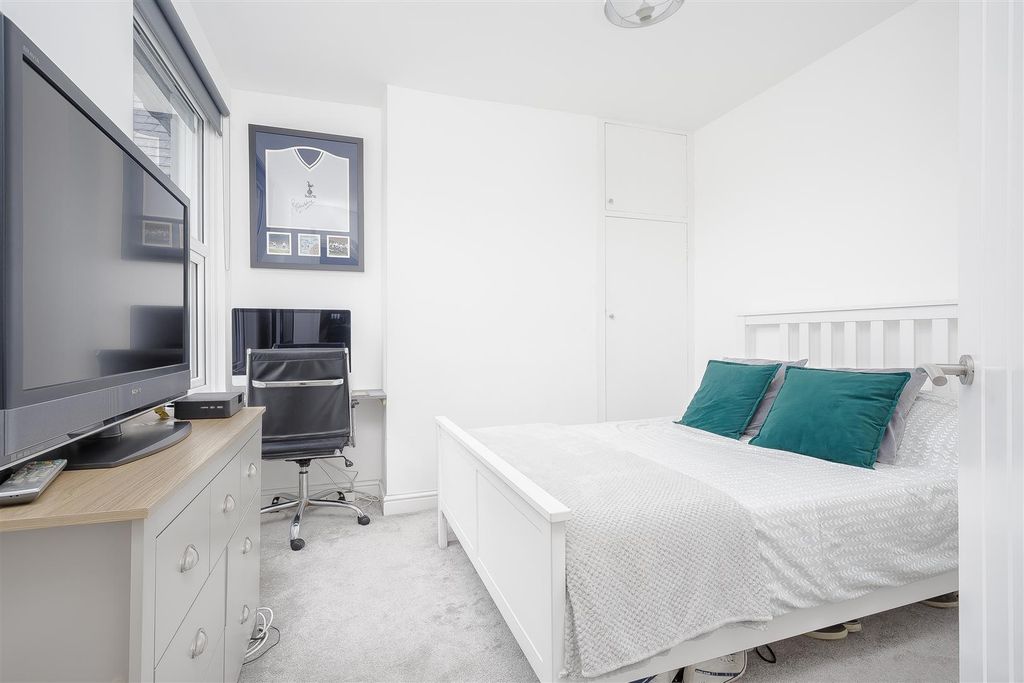 Property photo 3 of 8 Flat-Lyme-Regis-Road-Banstead-108.Jpg