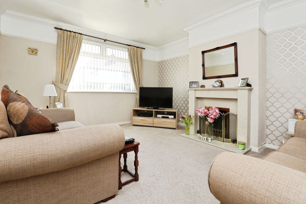 Property photo 3 of 14 Lounge