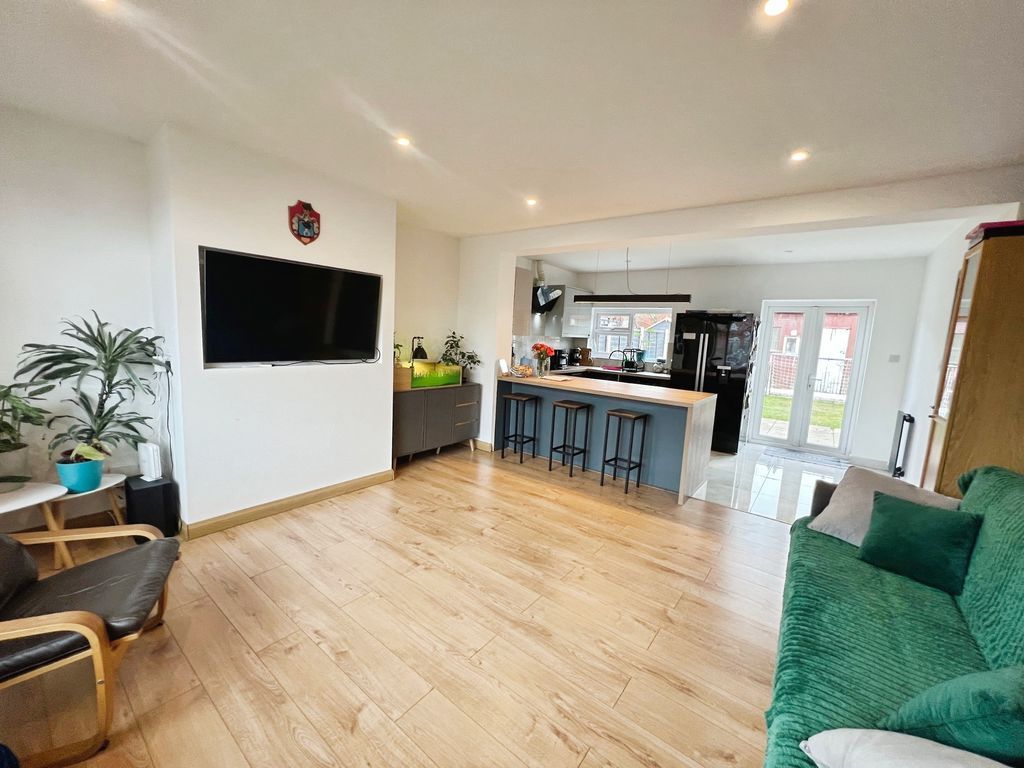 Property photo 3 of 14 Lounge Kitchen