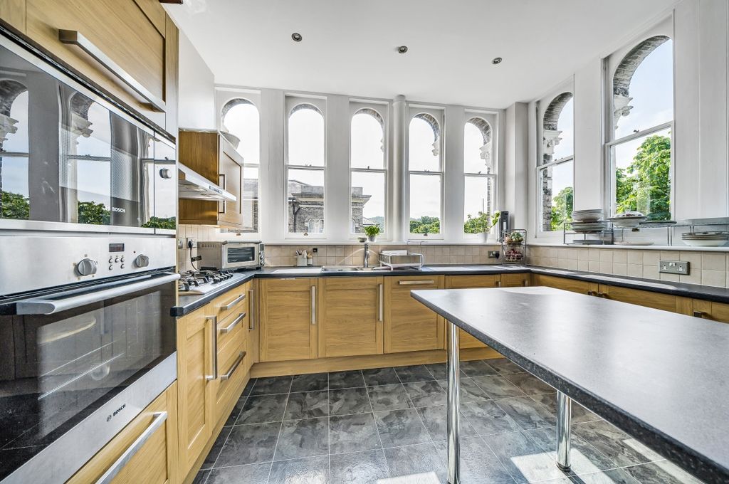 Property photo 3 of 17 Kitchen