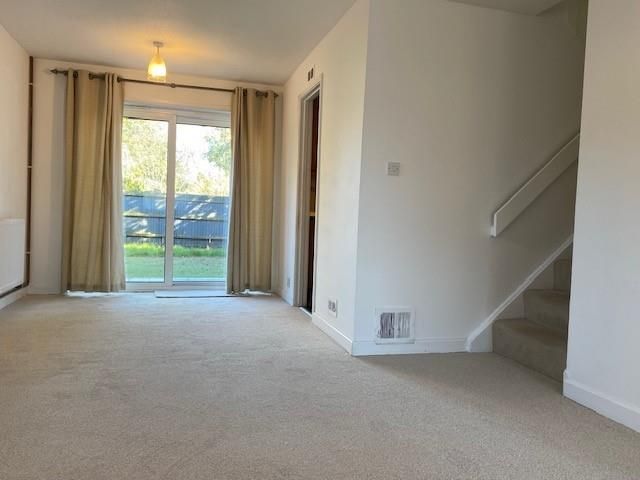 Property photo 3 of 25 8 Crofters Close Lounge 2 New.Jpg