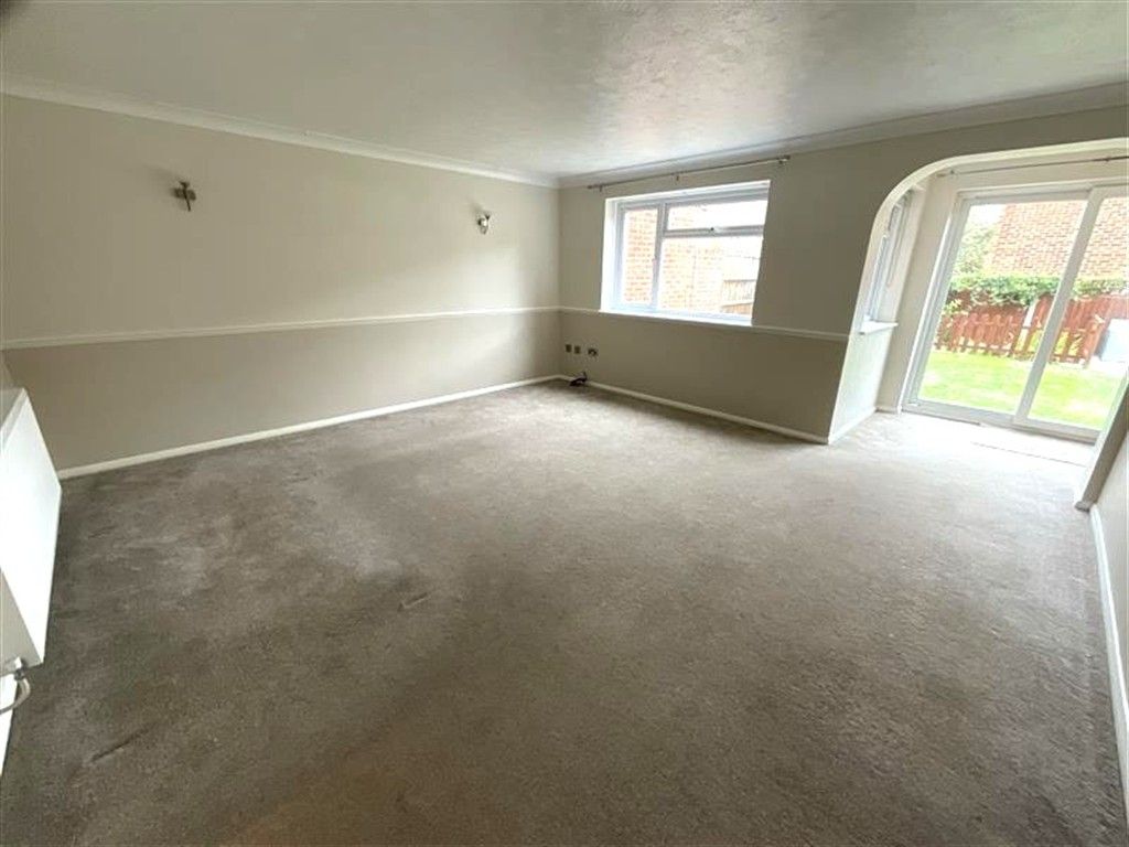 Property photo 3 of 11 Lounge