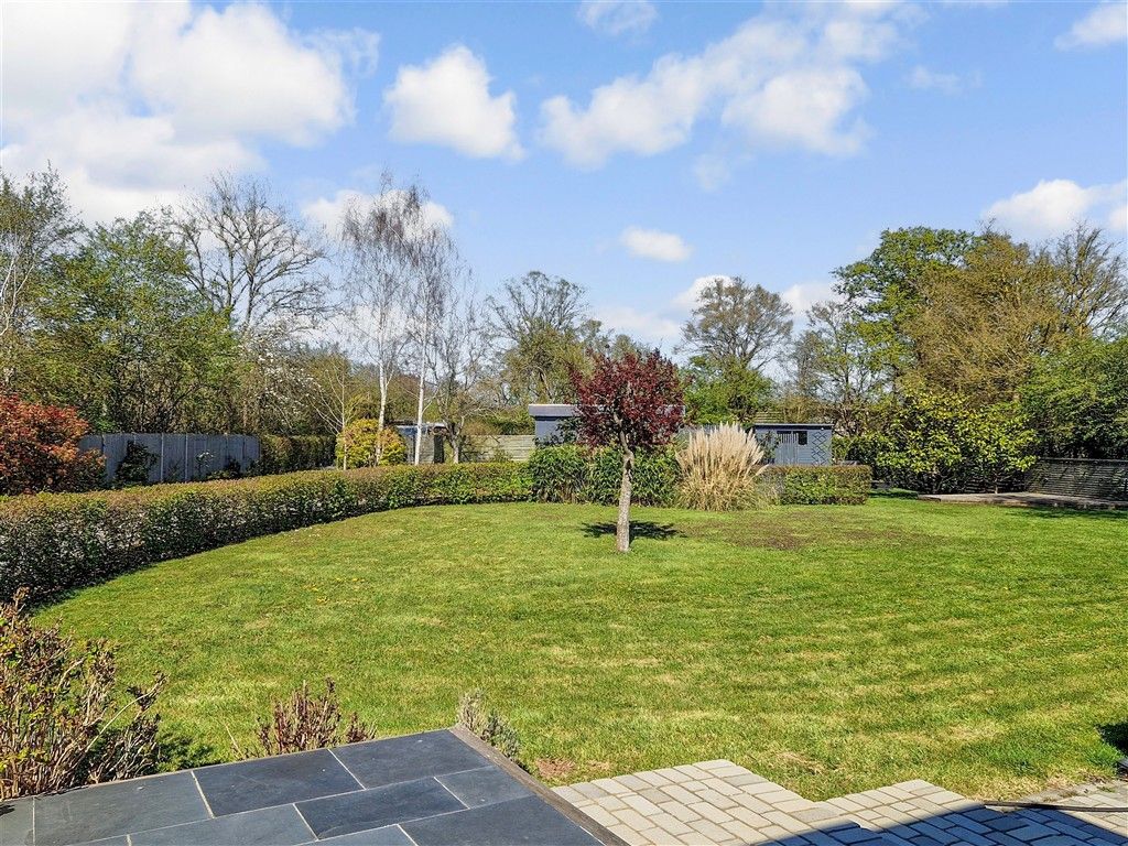 Property photo 2 of 18 V Garden