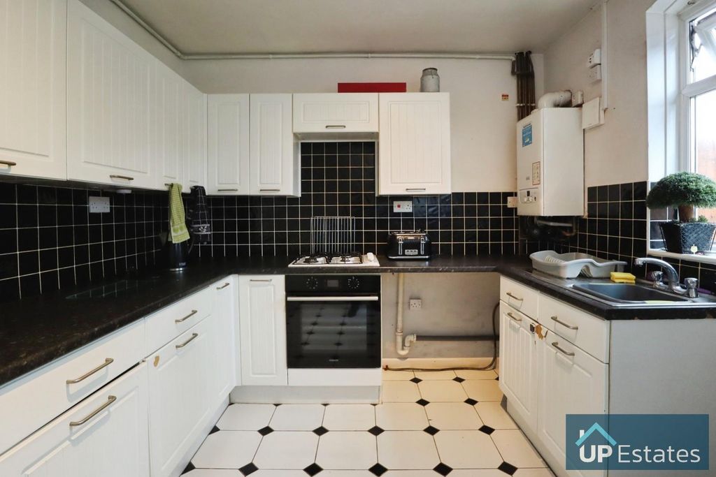 Property photo 3 of 9 Kitchen