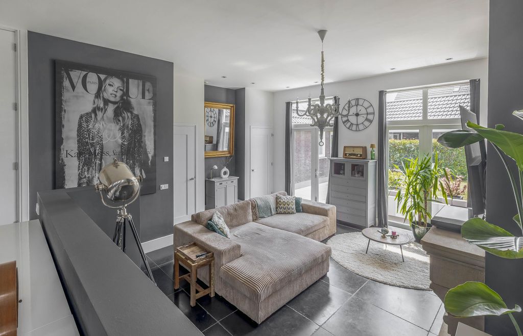 Property photo 2 of 64