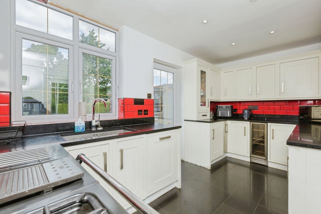 Property photo 3 of 17 Kitchen